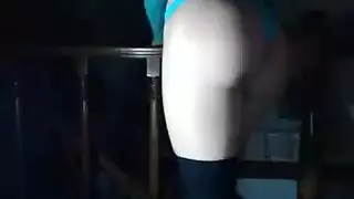 شقراء عاهرة تمص قضيبًا ثم يتمدد فرجها بلعبة جنسية