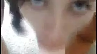 فتاة سمراء تمص باحتراف