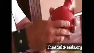 عاهرة آسيوية تطلب وضعية الكلب العنيفة مع شاب عضلي