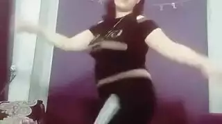 مشهد صريح: عاهرة عربية مخضرمة ترقص قبل جلسة نكاح جماعي