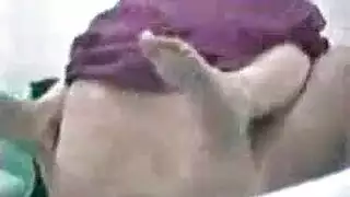 استمناء وحيد في المنزل يتحول إلى جلسة مص رطبة مع رومي راين