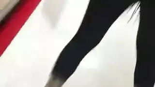 فتاة صغيرة تتعمق في مص القضيب وهي ترتدي جوارب طويلة