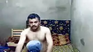 زوجة خائنة مثيرة تبتلع سائلًا من عشيقها