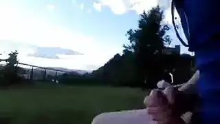 راكب الدراجة النارية الأحمق شعر داكن