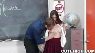 مهبل مراهقة يُضرَب بقوة على مكتب المعلم