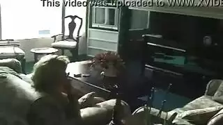 شقراء تمص قضيبًا ضخمًا وتلعبه بقدميها في الطبيعة