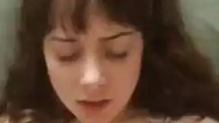 العاهرة ذات العيون الزرقاء مون تتوسّل لحركة جنسية قاسية