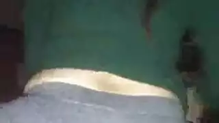 الجميلة ذات المؤخرة الكبيرة تنتظر دورها الشرجي في وضع الكرسي