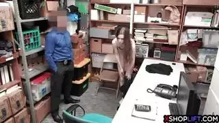 تسوق حتى تسقط: الحارس يعطيها قضيبًا قاسيًا
