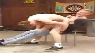 هؤلاء الرجال يحبون طريقة ممارستهم الجنس بقوة مع فرجها