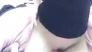 بعد أن ابتلعت زبه، توسلت لتلقي السائل المنوي في مؤخرتها