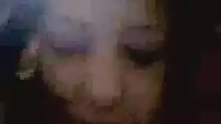 عاهرة سمراء تصرخ وهي تقفز على قضيب سميك