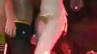 شقراء آسيوية تُضاجع في وضع الكلب بعد مص القضيب على الصخور