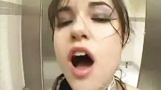 ساشا تستسلم لمجموعة من الرجال السود المسيطرين