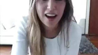 جلسة كارولينا الإباحية في الصالة: الجمال الأسود يأخذ أحمال متعددة