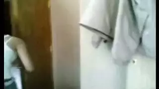 جميلة عربية تأخذ قضيبًا سمينًا في مؤخرتها