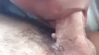 مقطع إباحي: تمص قضيبًا سميكًا بفمها الرطب