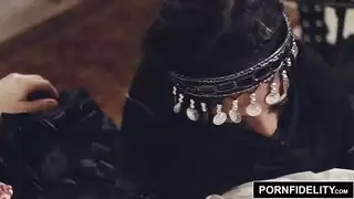 فرج نادية الضيق يتدمر بواسطة قضيب أبيض ضخم