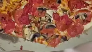 إباحية نزوة الطعام: حوريات هواة عربيات يُقذفن عليهن ويئنّ