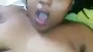 امرأة فاتنة تركب القضيب بخشونة حتى أنينات عالية