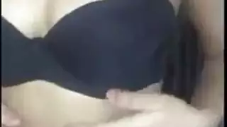 الشاب يفك أزراره ويكشف عن عضوه المنتصب