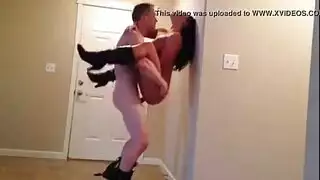 يعرف الرجل كيف يرضي امرأة ناضجة دون أي فكرة عن كيفية تلبية الأنابيب المنفخة