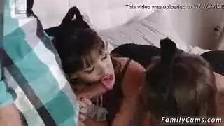 ثلاث مراهقات مثليات تمارسن الجنس مع فم وفتحات المساعد الأكبر سناً