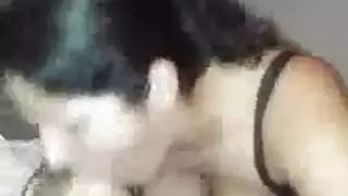 عاهرة محتاجة تحصل على وضعية الكلب الخشنة من قضيب أبيها الكبير