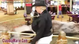 لاتينا ذات المؤخرة الكبيرة تأخذه في المدخل الخلفي بينما يتم إساءة استخدام ثديها