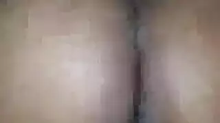 فتاة سمراء حارّة تلمس فرجها المبلل بجانب حوض السباحة